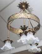 Deckenlampe im Stil des Historismus, um 1900, durchbrochen gearbeiteter Messingring, 4 Leuchtarme,