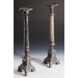 Paar Kerzenhalter, 19. Jahrhundert, Metall versilbert, auf 3 Füßen podestartiger Unterbau mit