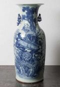 Seladon-Bodenvase, China, 20. Jahrhundert, Porzellan, blass-grüne Seladon-Glasur, Unterglasurblau,