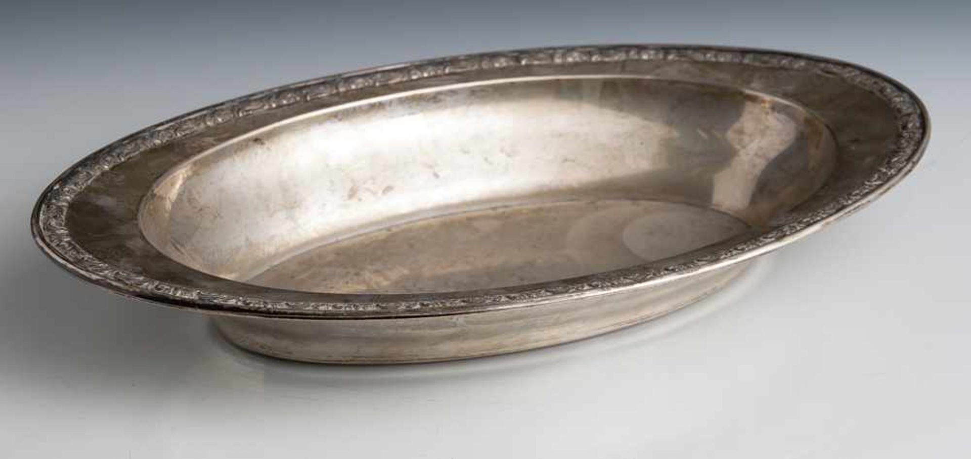 Ovale Schale, M. Hansen, Silber 800, ovaler Korpus mit hoher Wandung und umlaufend reliefiert