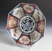 Achtkantteller, Imari, Japan, wohl um 1900, leicht vertieft, unterglasurblau, eisenrot und gold