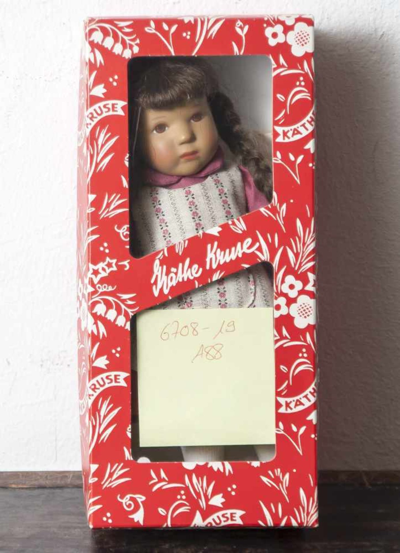 Käthe Kruse-Puppe, "Gudrun", Mädchen mit braunen Zöpfen und Augen, bekleidet mit pinkem Kleid und