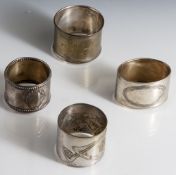Konvolut von 4 verschiedenen Serviettenringen, 19./20. Jahrhundert, 2x Metall versilbert, 2x Silber,