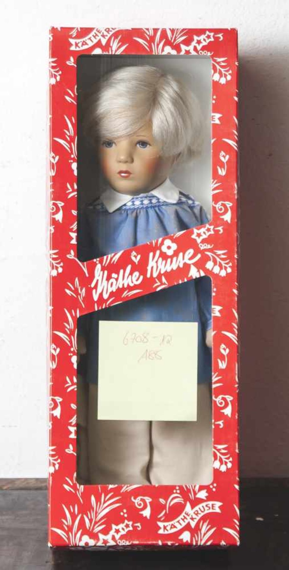 Käthe Kruse-Puppe, "Jörgl", Junge mit blonden Haaren und blauen Augen, bekleidet mit weißem Hemd,