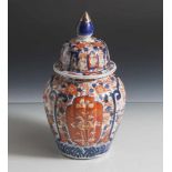 Imari-Deckelvase, wohl Japan, Anfang 20. Jahrhundert, Balusterform mit vertikal geschweifter Wandung