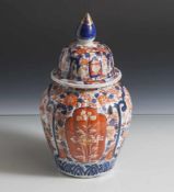 Imari-Deckelvase, wohl Japan, Anfang 20. Jahrhundert, Balusterform mit vertikal geschweifter Wandung