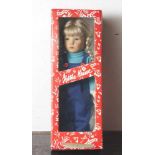 Käthe Kruse-Puppe, "Edel", Mädchen mit blonden Zöpfen und blauen Augen, bekleidet mit grünem