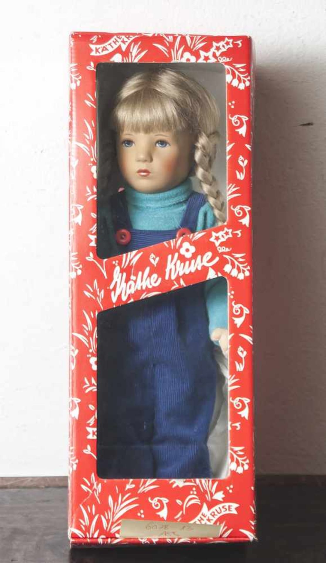 Käthe Kruse-Puppe, "Edel", Mädchen mit blonden Zöpfen und blauen Augen, bekleidet mit grünem