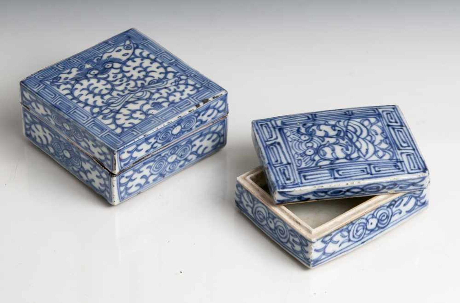 2 Deckeldosen, Siegellackdosen, China, 19./20. Jahrhundert, Blau-Weiß-Porzellan, Rechtecksform,