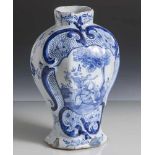Fayence Vase, wohl 18. Jahrhundert, Bodenmarke, florale Blaumalerei. H. ca. 23 cm, partiell