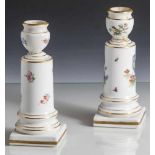 2 Kerzenhalter, Meissen, blaue Knaufschwertermarke, Porzellan, goldstaffiert, polychrom bemalt,