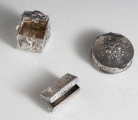 Drei kleine Pillendöschen, Silber 800, verschiedene Ausführungen und Dekore. Gesamt ca. 80,5 gr.