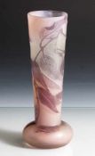 Vase, Jugendstil, Gallé, Glas, violett überfangen, schlanker sich nach oben konisch verbreiternder