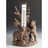 Thermometer, Frankreich, um 1900, Holzschnitzarbeit, Baumstumpf mit 2 Bären. H. ca. 31,5 cm.