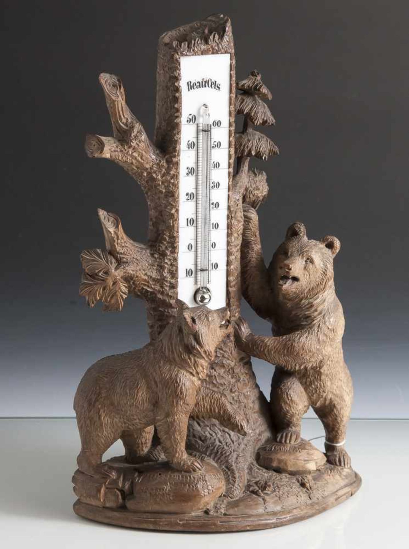 Thermometer, Frankreich, um 1900, Holzschnitzarbeit, Baumstumpf mit 2 Bären. H. ca. 31,5 cm.