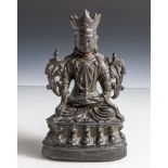 Sitzender Boddhisattva, China, späte Ming-Dynastie, Bronze, patiniert, im Diamantsitz mit Vase in