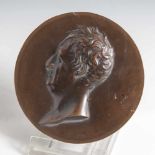 Runde Kupferplakette, reliefierte Darst. eines Mannes im Profil. DM ca. 10 cm.