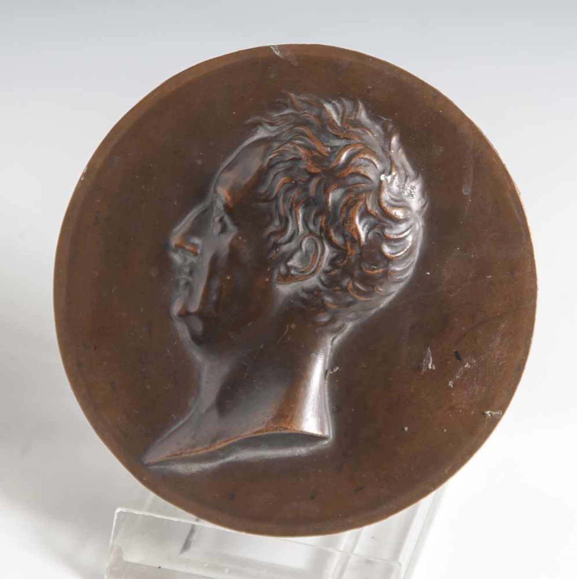 Runde Kupferplakette, reliefierte Darst. eines Mannes im Profil. DM ca. 10 cm.