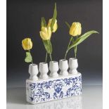 Tulpenvase, Marcel Wanders für Randstadt, Keramik, m. blauem Rankendekor. H. ca. 17,5 cm, L. ca.