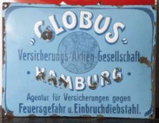 Emailschild "Globus Hamburg", gewölbtes Schild in Rechteckform, vier Bohrungen, auf blauem Grund
