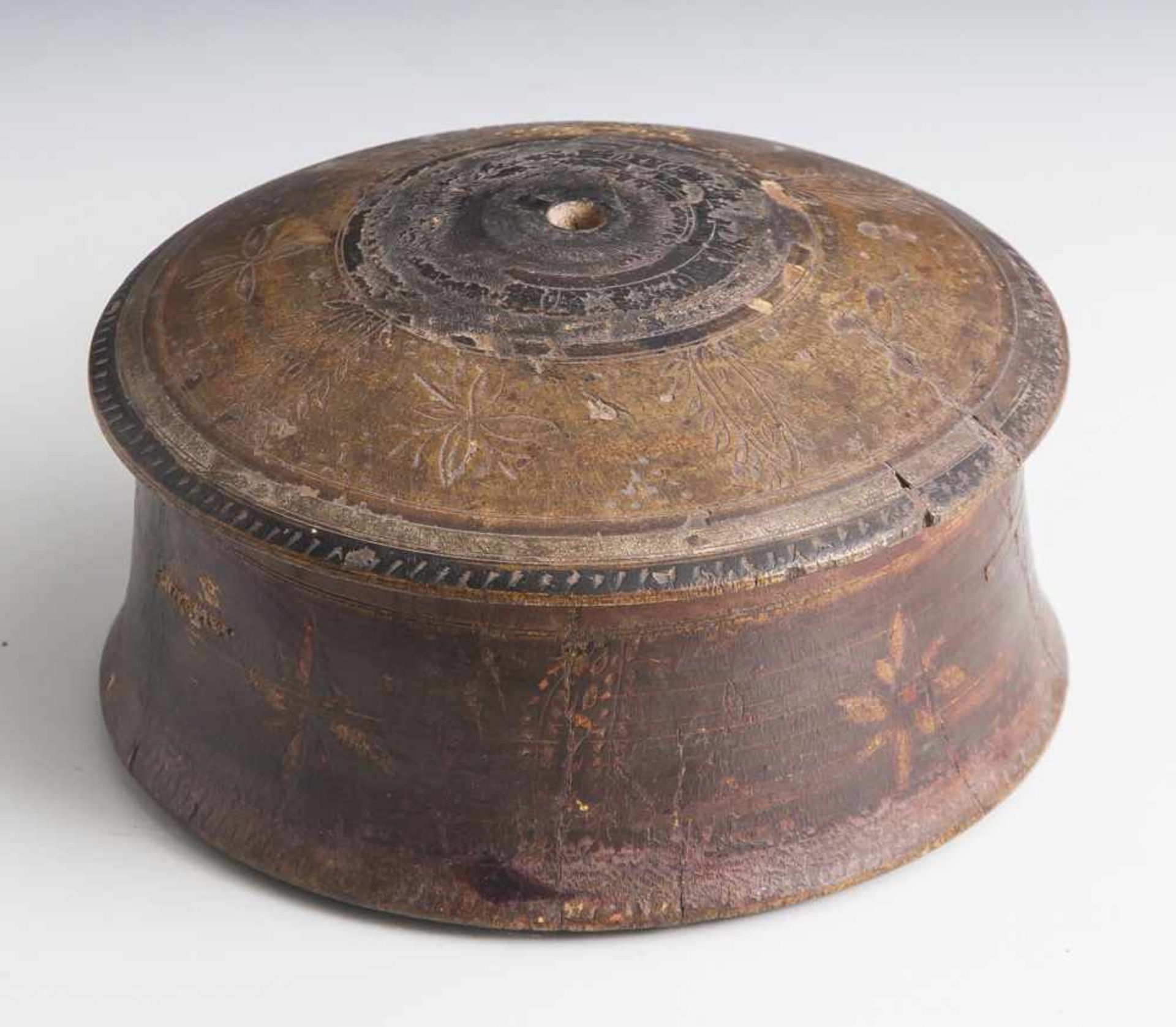 Rundes Deckelgefäß, wohl 19. Jahrhundert, Holz, Reste einer farbigen Bemalung. H. ca. 8,5 cm, DM ca.