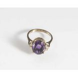 Damenring, Gelbgold 585, der Ringkopf ausgefasst mit oval facettiertem Amethysten, ca. 12 x 10 mm,