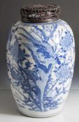 Deckelvase, China, wohl 18./19. Jahrhundert, blaue Doppelring-Bodenmarke, Porzellan, Blaumalerei,