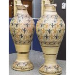 2 große Prunkvasen in Form von Krügen, Tunesien/Marokko, Keramik, umlaufend polychrome Malerei. H.