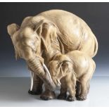Figurine, Elefantenkuh mit kleinem Elefanten, Keramik, sandfarben glasiert, unleserl.