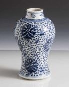 Kleine Vase, China, wohl 20. Jahrhundert, Unterglasurblau, Blütendekor, auf breitem Fuß, unteres
