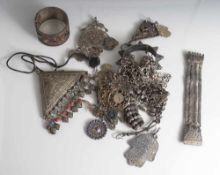 Posten antiker Berberschmuck, 14 Teile, Silber, 5 Ketten, 5 Anhänger, 2 Armbänder, 2 Armreifen, z.