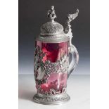 Bierkrug im Stil des Historismus, 2. Hälfte 19. Jahrhundert, farbloses Glas, rot überfangen,