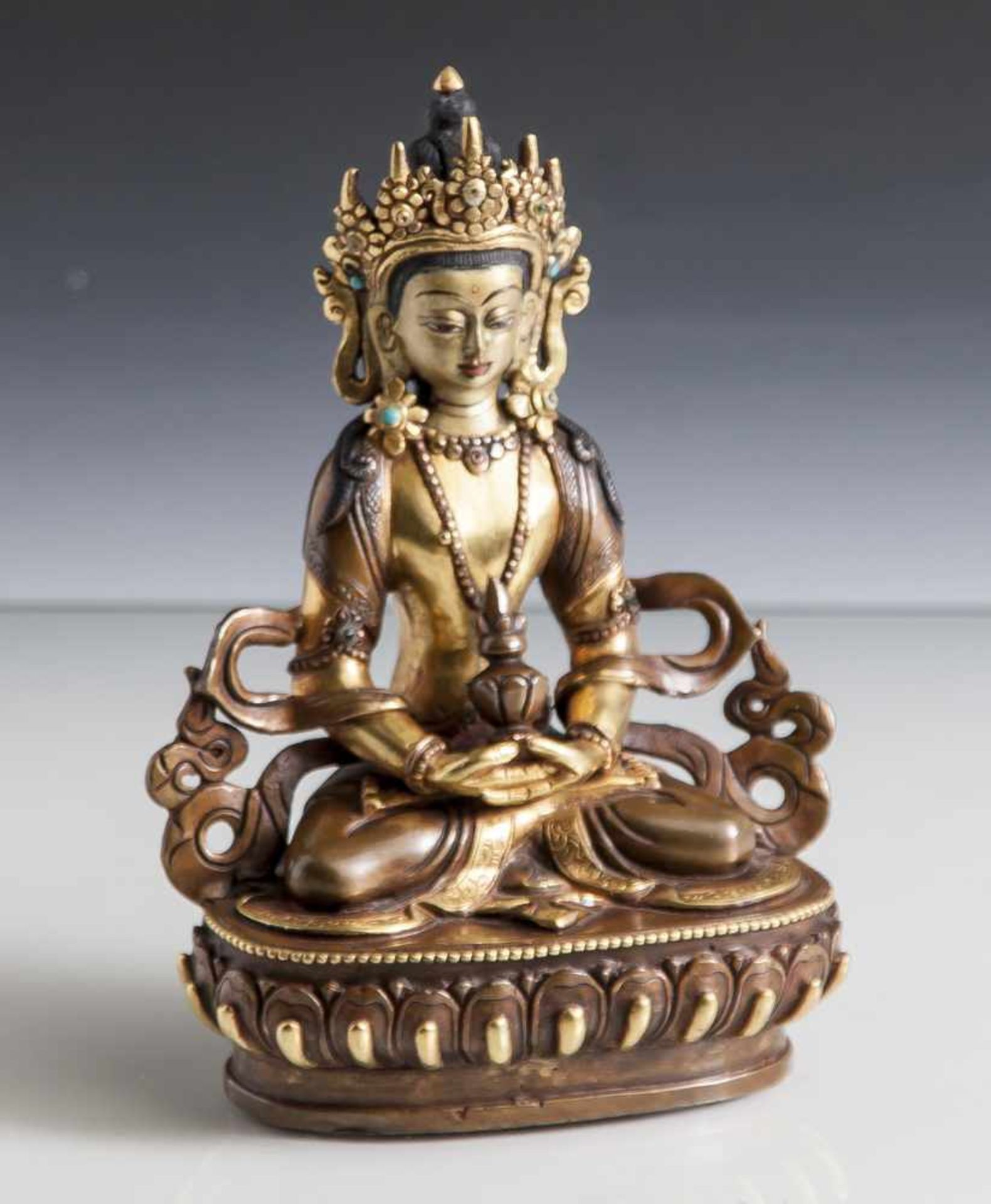 Figurine, Buddha, Bronze, feuervergoldet, auf Lotussockel sitzend in ornamental verziertem Umhang,
