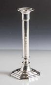 Kerzenhalter, einflammig, Silber, säulenförmig auf getrepptem Fuß. H. ca. 20 cm, ca. 146 gr.