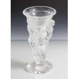 Figurale Vase in der Art Curt Schlevogt, farbloses Formglas, über polygonalem Stand kelchförmiger