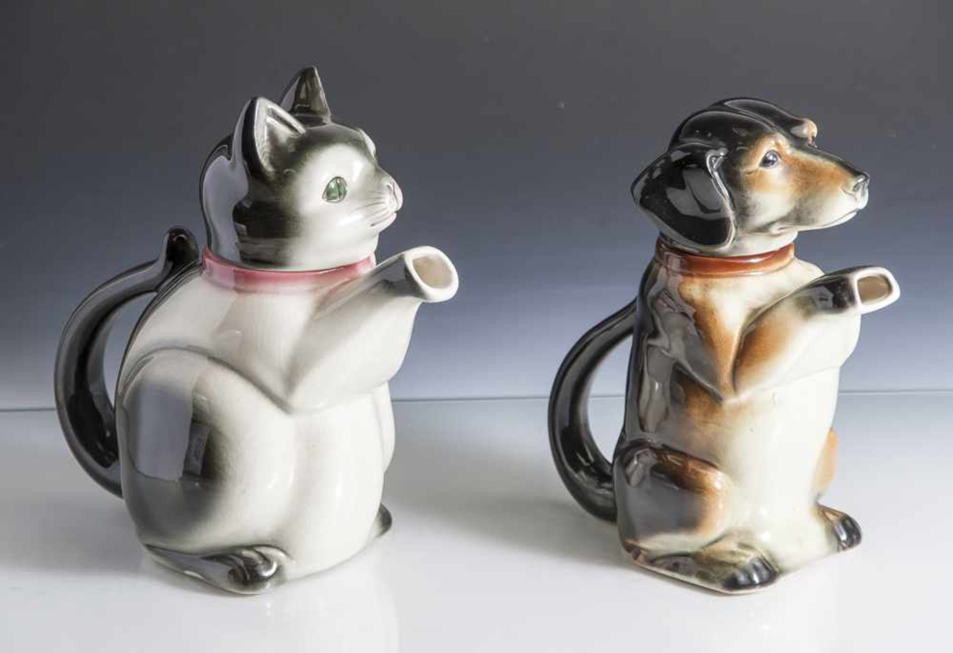 2 Figurenkannen, sog. "Scherzkannen", Dackel und Katze, Keramik, polychrome Unterglasurbemalung,