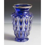 Vase, Art Deco, klares Glas, blau u. Silber überfangen, kegelförmig nach unten verjüngend,