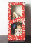 Zwei kleine Heidi Ott-Puppen, "Die Kleinen", Mädchen mit langen braunen Haaren und weißem Kleid (