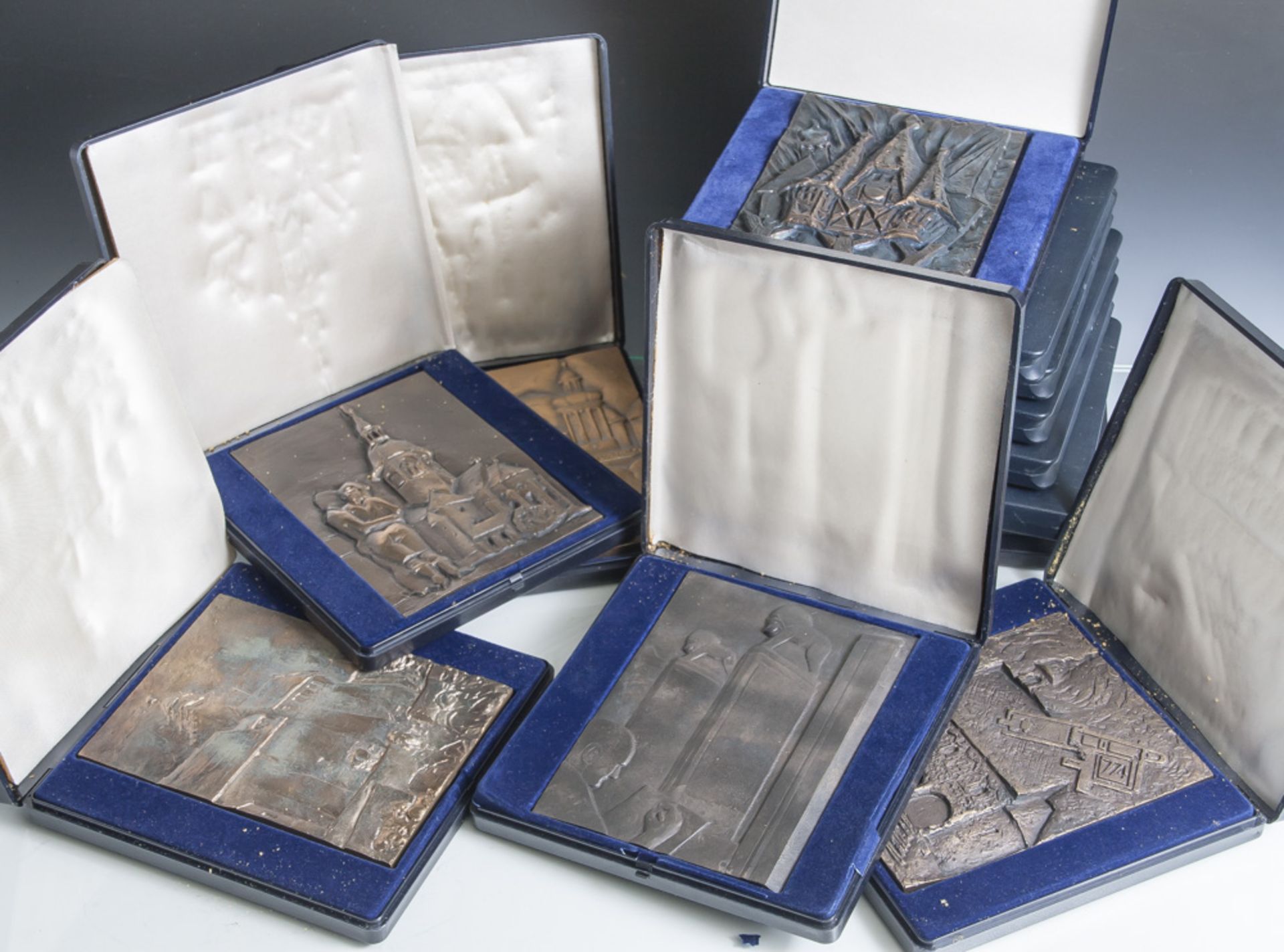 Konvolut von 12 Reliefplatten aus der Reihe "Schöne Baudenkmäler", Südhessische Gas und Wasser