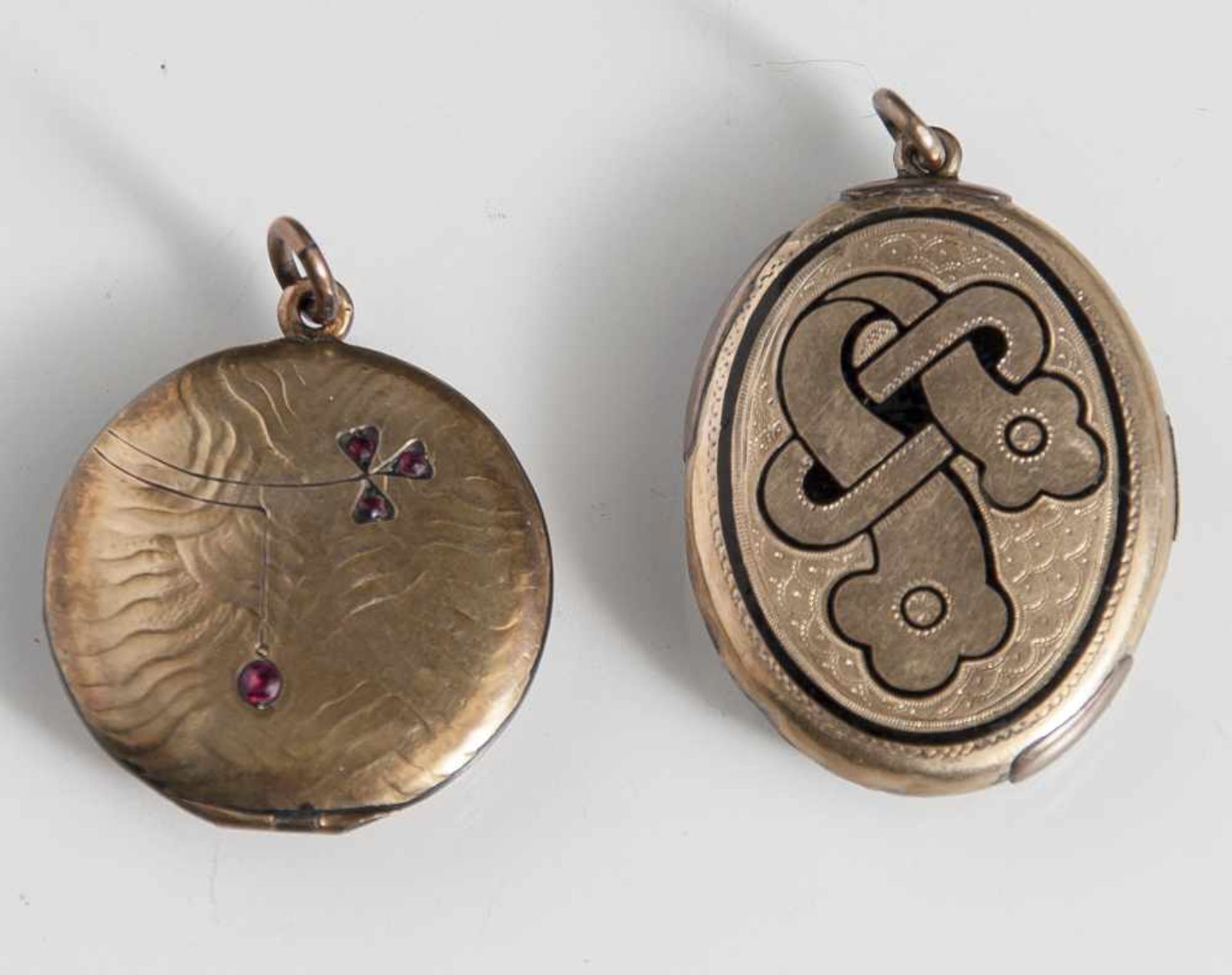 2 Medaillonanhänger, Ende 19. Jahrhundert/ um 1900, Metall verg., runde, bzw. ovale Form, partiell