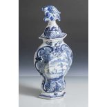Fayence Vase mit Deckel, wohl 18. Jahrhundert, Bodenmarke, Blaumalerei, Landschaftsdarstellung
