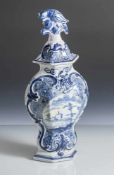 Fayence Vase mit Deckel, wohl 18. Jahrhundert, Bodenmarke, Blaumalerei, Landschaftsdarstellung