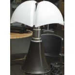 Große Tischlampe, sog. Pipistrello, Entwurf Gaetana Aulenti (1927-2012), Kunststoff und Stahl,