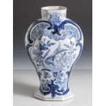 Fayence Vase, wohl 18. Jahrhundert, Bodenmarke, Blaumalerei, teilweise reliefiertes Dekor. H. ca. 25