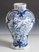Fayence Vase, wohl 18. Jahrhundert, Bodenmarke, Blaumalerei, teilweise reliefiertes Dekor. H. ca. 25