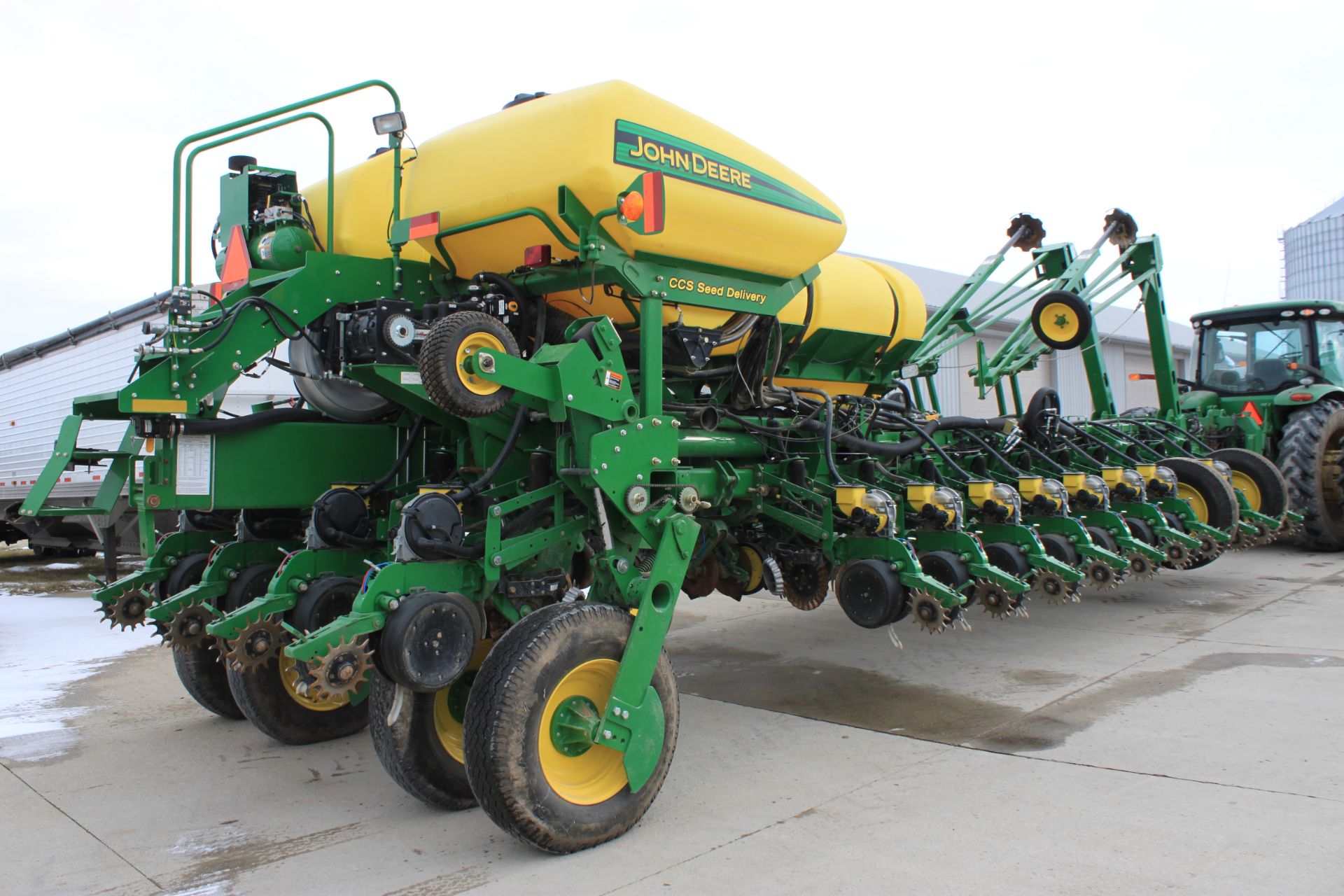 Planter 1770 (2013) - A01770CPDM755335 - 24 row 30"row spacing, active pneunamatic down force - Image 5 of 6