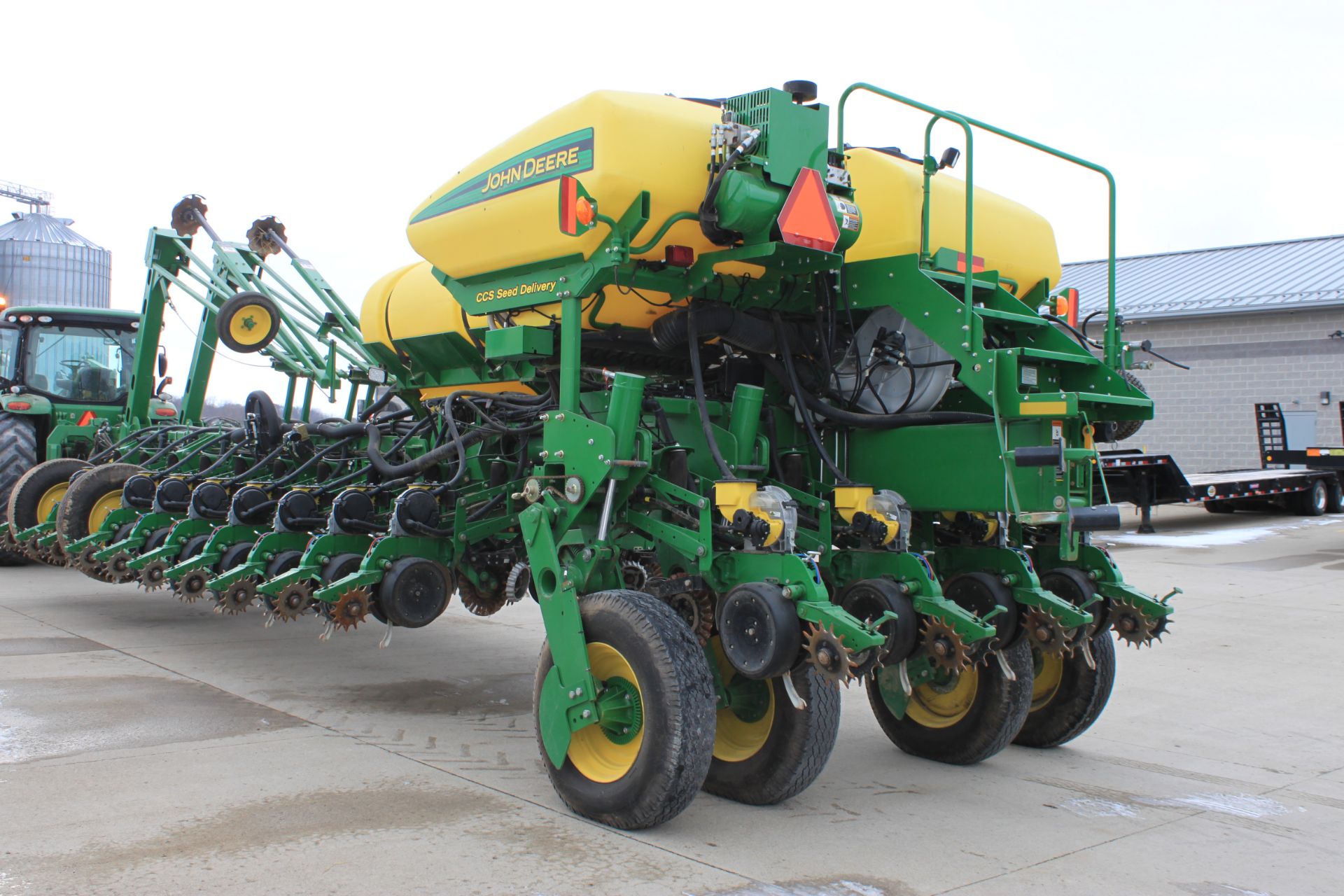 Planter 1770 (2013) - A01770CPDM755335 - 24 row 30"row spacing, active pneunamatic down force - Image 3 of 6