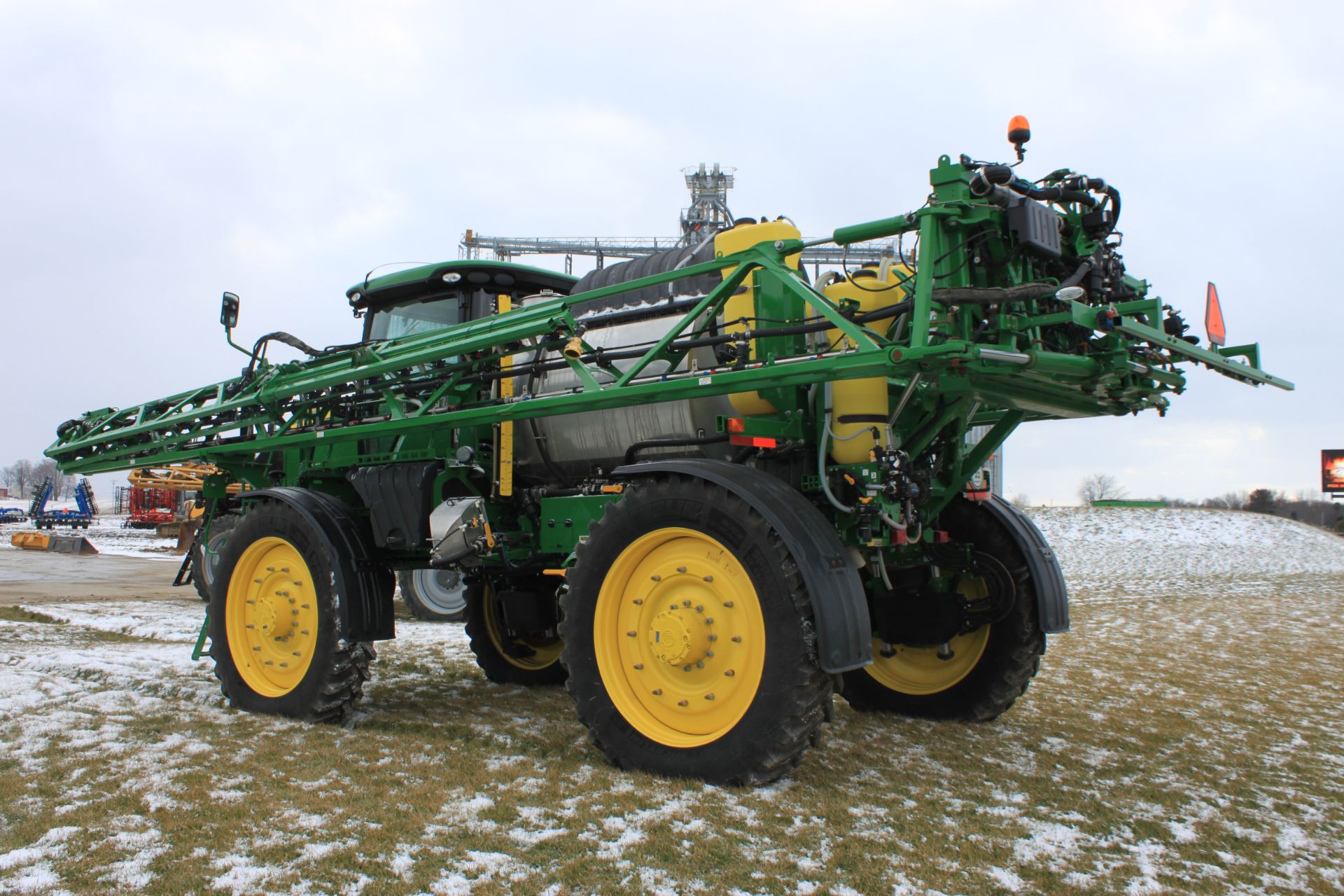 John Deere R4045 Sprayer (2016) - 1N04045RLF0011231 - 216 hours, 1200 gallon liquid sysem( - Image 4 of 11