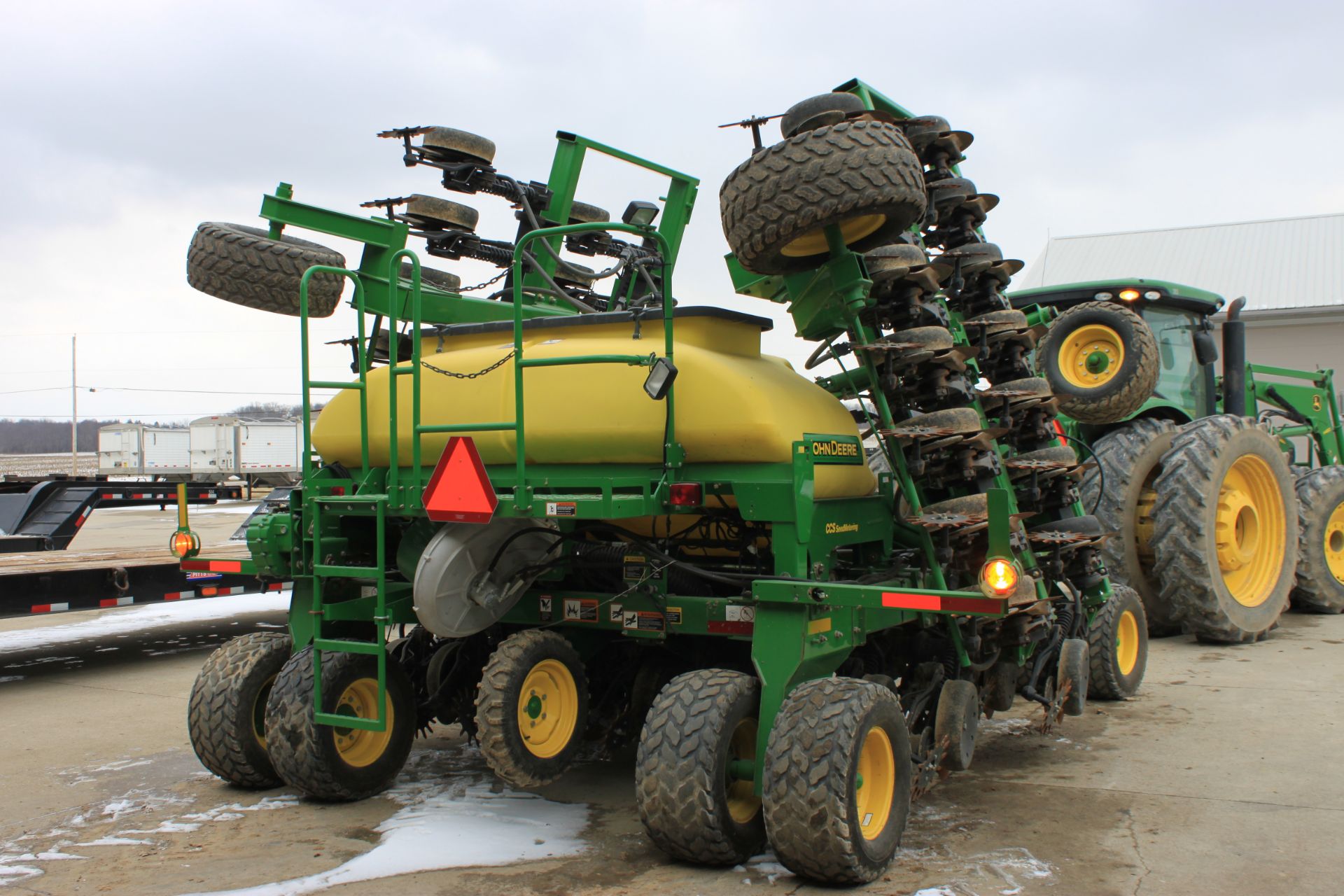 John Deere 1990CCS Air Seeder 30' (2012) - 1A811990DCBF 745169 - 30 ' air seeder, 7.5" or 15" row - Image 5 of 8