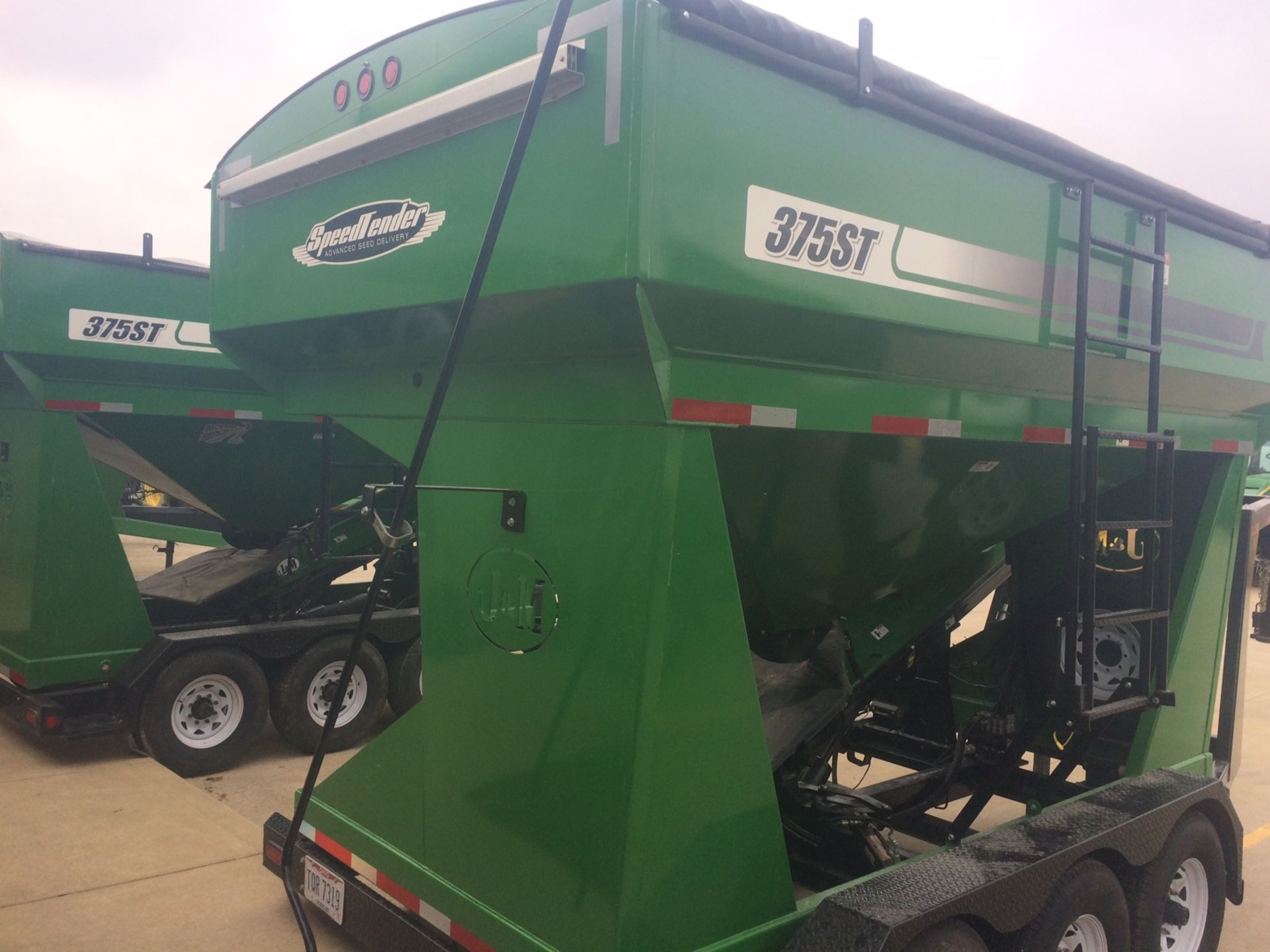 J & M Seed Tender (2013) - 1J9BB2337DF297543 - J & M 375 seed tender, dual hopper compartments, - Image 4 of 5